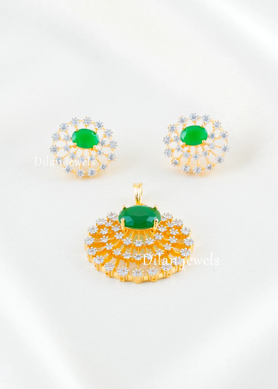 Emerald-Blossom-green-pendant-set-Yellow-Gold-PSET02648 Emerald Blossom green pendant set (Yellow Gold) PSET02648 - Image 1