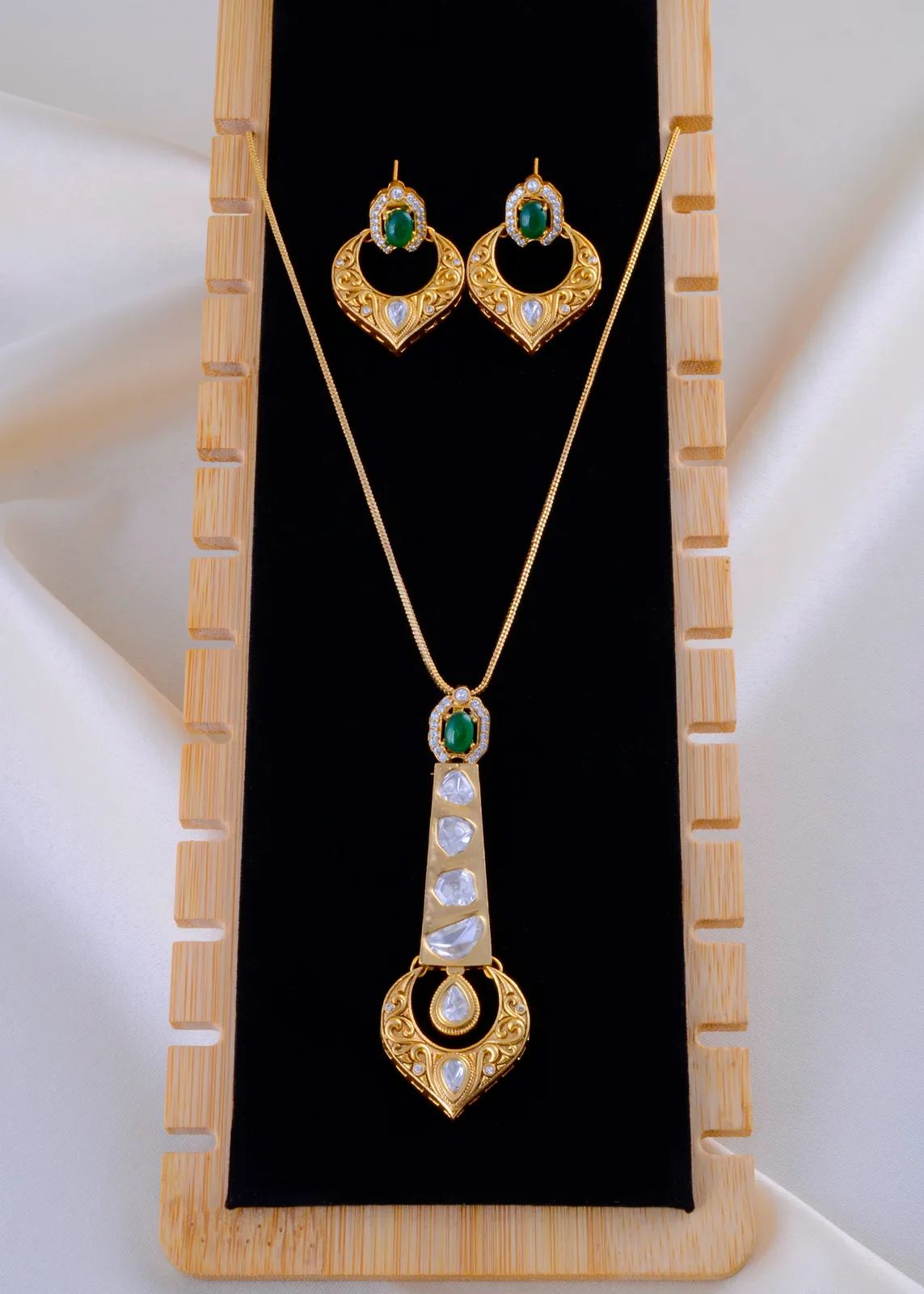 Enchante-Green-Polki-Set-Yellow-Gold-NEC002006a Enchanté Green Polki Set (Yellow Gold) NEC002006 - Image 1