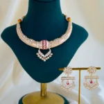 Kundan Hasli Ruby Necklace Set (Yellow Gold) NEC001444