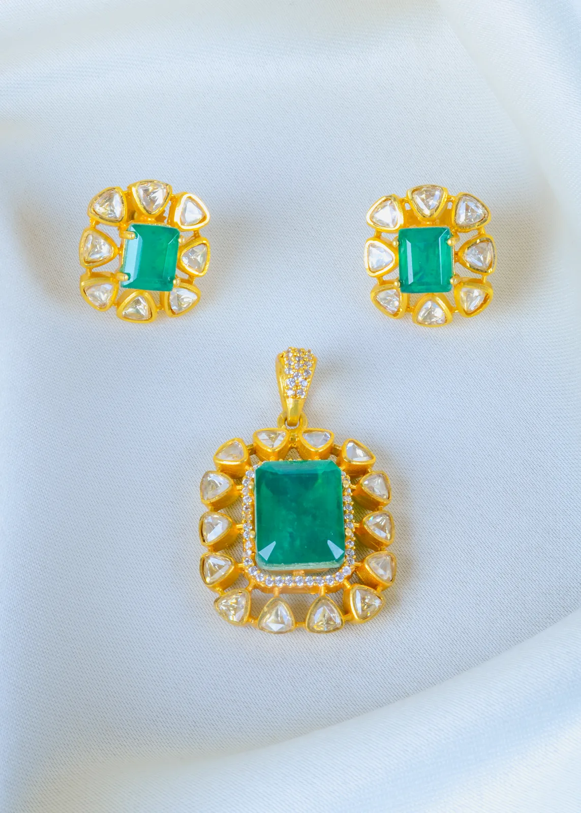 Moissanite-Polki-emerald-Green-Set-Yellow-Gold-PSET01363a Moissanite Polki emerald Green Set (Yellow Gold) PSET01363 - Image 1