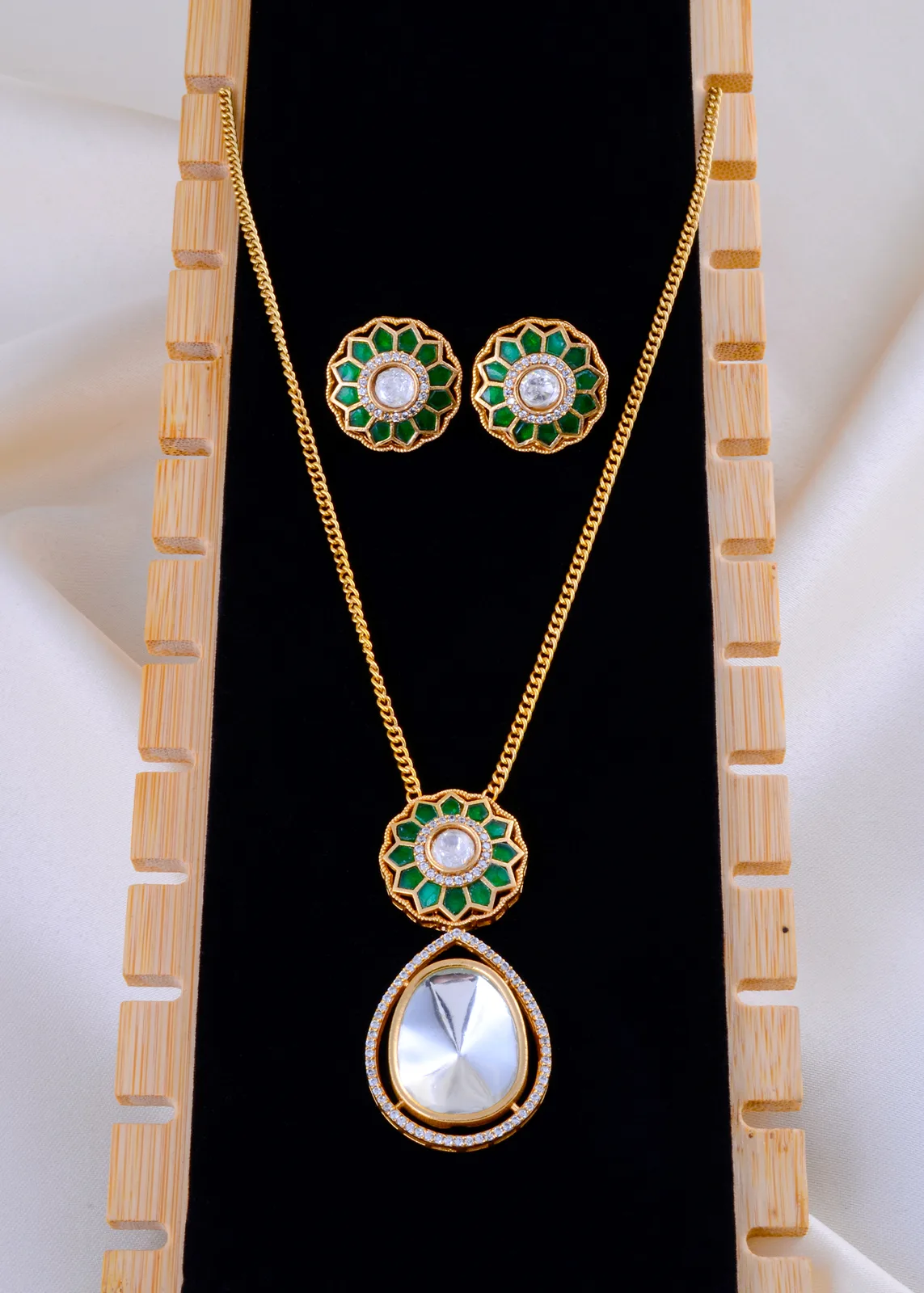 Polki-Blossom-Green-Set-Antique-Gold-NEC001997a Polki Blossom Green Set (Antique Gold) NEC001997 - Image 1