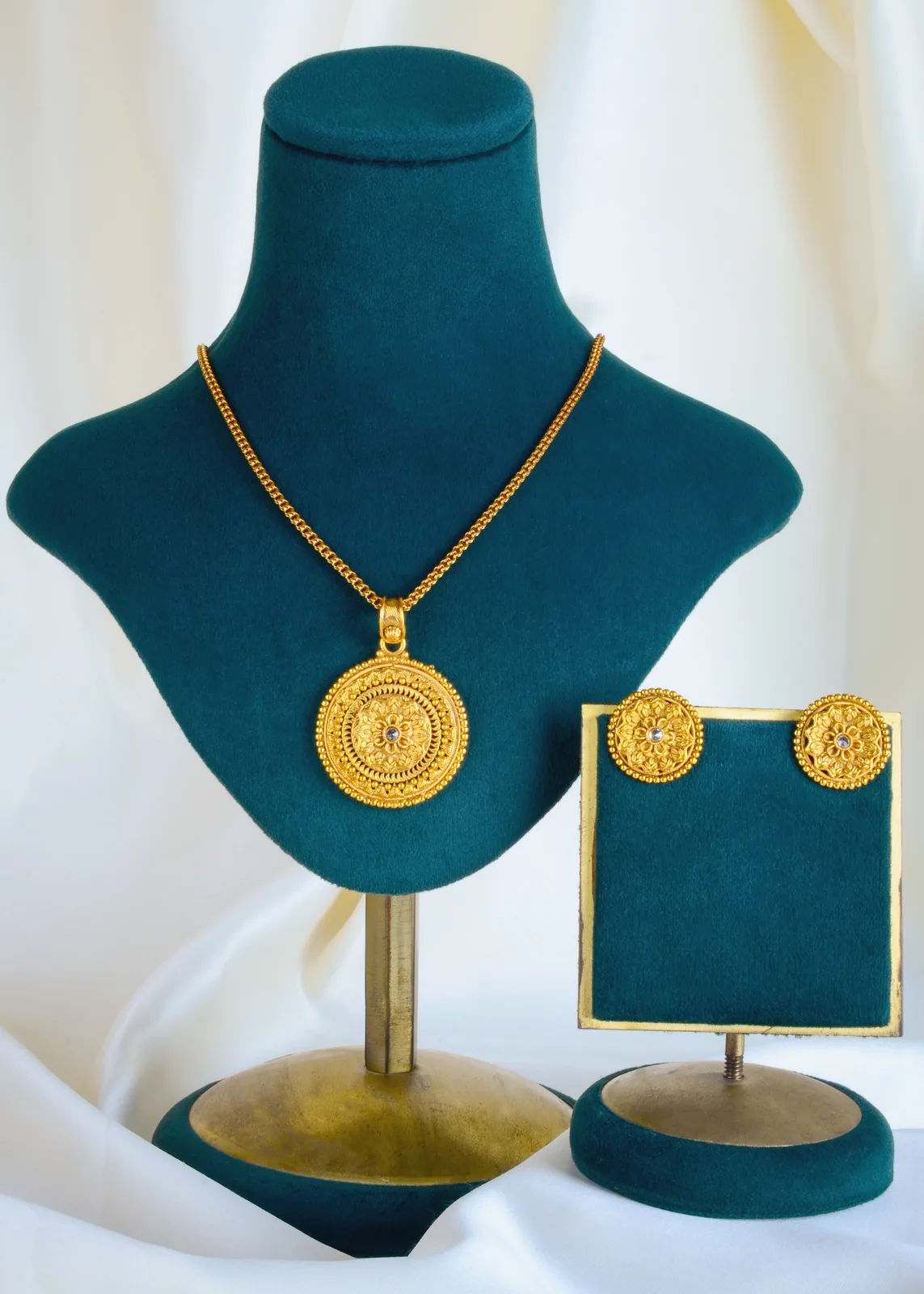 Polki-Locket-Set-With-Chain-Antique-Gold-NEC001434a Polki Locket Set With Chain (Antique Gold) NEC001434 - Image 1