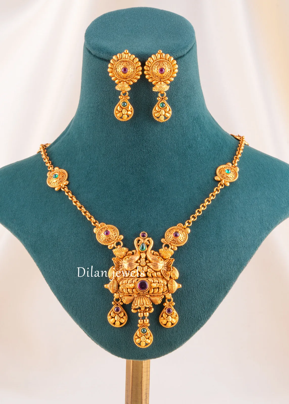 Red-Green-Antique-Gold-Plated-Traditional-Necklace-Set-NEC002756 Red Green Antique Gold Plated Traditional Necklace Set- NEC002756 - Image 1