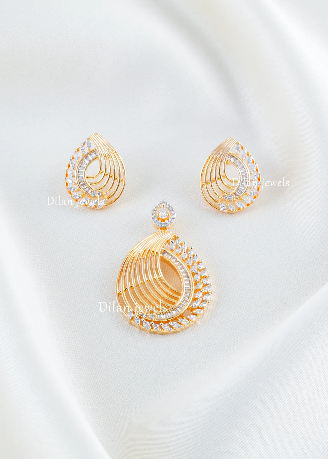 Royal-Curve-Glow-Pendant-Set-Yellow-Gold-PSET02593 Royal Curve Glow Pendant Set (Yellow Gold) PSET02593 - Image 1